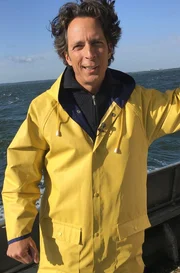 Jo Hiller auf dem Fischkutter am Peenestrom.