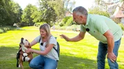 Coach Andreas Ohligschl&auml;ger (l) zusammen mit Antonia und Hund Lun beim Training im Park.