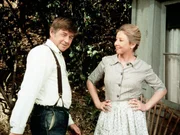 John Walton (Ralph Waite, l.) ist sehr stolz auf seine Frau Olivia (Michael Learned, r.), die ein tolles Jobangebot bekommen hat.