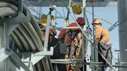 Auf der Baustelle in knapp 3.000 Metern H&ouml;he m&uuml;ssen die Arbeiter mit extremen Klimabedingungen zurechtkommen.