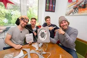 Fensterreinigungs-Roboter - Jede Woche finden die Allestester eine neue, aufregende Lieferung eingepackt vor ihrer Haust&uuml;re, um sie auf Herz und Nieren zu testen. Unser Foto zeigt die K&ouml;lner Studenten: V.l.:  Phillip (26), Timo (23), Arne (23) und Bartje (27)