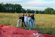 Von links: Alexa, Feli, Luise, Anna und Toni; sie freuen sich auf ihre erste Ballonfahrt. Von links: Alexa, Feli, Luise, Anna und Toni; sie freuen sich auf ihre erste Ballonfahrt.