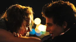 Das begehrteste M&auml;dchen in Cape Cod McKayla (Maika Monroe, li.) verdreht Daniel (Timoth&eacute;e Chalamet, re.) den Kopf.