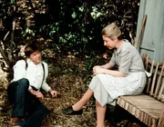 Eine Modedesignerin hat Olivia (Michael Learned, r.) einen Job angeboten. Sie bespricht mit ihrem Mann John (Ralph Waite, l.), ob sie diesen annehmen soll oder nicht ...