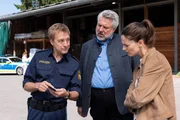 Am Tatort, dem Hof Oberm&uuml;ller, gibt Polizeihauptmeister Mohr (Max M&uuml;ller, l.) den Hauptkommissaren Beck (Michaela Weingartner, r.) und Stadler (Dieter Fischer, M.), erste Informationen zum aktuellen Mordfall.