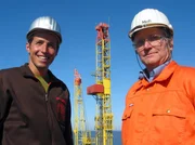 Willi (links) auf der Bohrinsel Mittelplate. F&ouml;rdermeister Holger zeigt ihm, wie das mit dem &Ouml;lbohren und -f&ouml;rdern funktioniert.