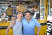 Diesmal geht Adam Richman (r.) auf die Stra&szlig;e, um den besten Food-Trucks des Landes einen Besuch abzustatten: der "Wafels & Dinge Truck" in New York City ...