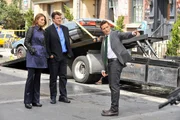 Ein Mann kommt durch eine Autobombe ums Leben. Castle (Nathan Fillion, M.), Beckett (Stana Katic, l.) und Ryan (Seamus Dever, r.) wollen ermitteln, doch da macht ihnen Homeland Security einen Strich durch die Rechnung ...