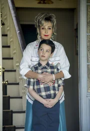 Annie Potts (Meemaw), Iain Armitage (Sheldon Cooper). Annie Potts (Meemaw), Iain Armitage (Sheldon Cooper).