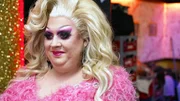 Dragqueen und Dauersingle Vanity sehnt sich nach einer festen Beziehung. Mit einer großen Singleparty auf dem Kiez hofft sie, endlich Mr. Right zu finden. Dragqueen und Dauersingle Vanity sehnt sich nach einer festen Beziehung. Mit einer großen Singleparty auf dem Kiez hofft sie, endlich Mr. Right zu finden.