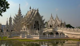 Kitsch oder Kunst? Der Wei&szlig;e Tempel von Chiang Rai vereint Pop-Art und Religion.