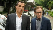 Kommissar &Ouml;zakin (Erol Sander, l.) und sein Assistent Mustafa (Oscar Ortega S&aacute;nchez) sind in Thailand v&ouml;llig fremd.