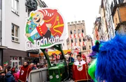 Das Sessionsmotto "ALAAF - Mer dun et f&ouml;r K&ouml;lle!" ist eine Hommage an das Ehrenamt, denn weit &uuml;ber 250.000 Menschen sind in K&ouml;ln ehrenamtlich engagiert. Der Karneval k&ouml;nnte ohne die zahlreichen ehrenamtlichen Helfer gar nicht stattfinden. Der WDR &uuml;bertr&auml;gt das karnevalistische Treiben live, das traditionell an der Severinstorburg in der K&ouml;lner S&uuml;dstadt startet. (Archivfoto, 2024)