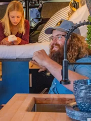 Die Kinder von Amy und Taylor mit Brett Lewis.