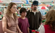 Als die depressive Mutter Adele (Kate Winslet, l.) und ihr Sohn, der 13-j&auml;hrige Henry (Gattlin Griffith, M.), den verletzten Anhalter Frank (Josh Brolin, r.) bei sich aufnehmen, ahnen sie nicht, dass es sich bei dem hilfsbereiten und zuvorkommenden Mann um einen entflohenen Str&auml;fling handelt ...