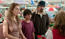 Als die depressive Mutter Adele (Kate Winslet, l.) und ihr Sohn, der 13-j&auml;hrige Henry (Gattlin Griffith, M.), den verletzten Anhalter Frank (Josh Brolin, r.) bei sich aufnehmen, ahnen sie nicht, dass es sich bei dem hilfsbereiten und zuvorkommenden Mann um einen entflohenen Str&auml;fling handelt ...