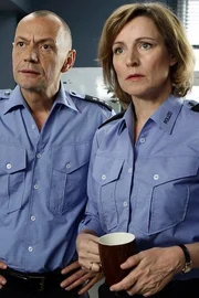 J&uuml;rgen (Torsten Michaelis, l.) und Marianne Klug (Kirsten Block, r.) wollen die Kinderbetreuung von Baby Ellie neu organisieren.