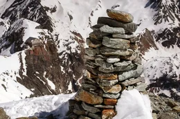 Nur 550 Meter von der rettenden H&uuml;tte entfernt, bei den Steinm&auml;nnchen, die den Weg markieren, sterben sieben Menschen im Sturm.