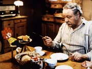 Meister Eder (Gustl Bayrhammer) und sein Pumuckl beim Fr&uuml;hst&uuml;ck.