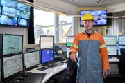 Stefan Hahn an seinem neuen Arbeitsplatz in der elektronischen Steuerung auf der Dillinger H&uuml;tte.