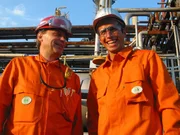 Willi (rechts) und Bernhard in einer Raffinerie in Hamburg. Hier erf&auml;hrt Willi, dass das Roh&ouml;l gereinigt und destilliert wird.