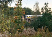 Das Bober-Viadukt kurz vor Jelenia Gora ist eins der gro&szlig;en Eisenbahn-Bauwerke auf der Strecke. Inzwischen ist es in viel Gr&uuml;n geh&uuml;llt und nicht mehr leicht zu filmen und fotografieren.