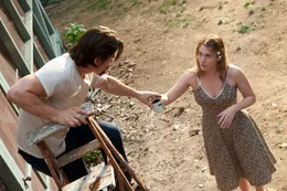 Die depressive Mutter Adele (Kate Winslet, r.) und der verschlossene Frank (Josh Brolin, l.) kommen sich immer n&auml;her, nachdem Adele ihn verletzt am Wegrand aufgegabelt hatte. Doch Frank stellt sich als entflohener H&auml;ftling heraus ...