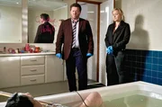 Tot in der Badewanne: Detective Mike Shepherd (Neill Rea) und Sims (Fern Sutherland, re.) mit der Leiche von Countrystar Holly Collins (Bronwyn Turei).