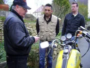 Rita ist verzweifelt. Ihr Mann J&uuml;rgen (li.) liebt einfach alles, was mit Geschichte, Motorr&auml;dern und Polizei zu tun hat. Still und heimlich ist alles Ersparte des Ehepaares der Sammelwut von J&uuml;rgen zum Opfer gefallen.. Kann Mauro (Mitte) den Rentner &uuml;berzeugen, sich von seinen Sammlungen zu trennen?