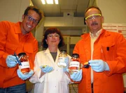 Willi (links) mit Therese und Klaus im Labor der Raffinerie. Hier erf&auml;hrt er, dass das &Ouml;l gereinigt und destilliert wird.