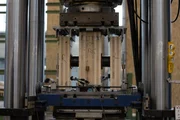 Ein neues Holz-Beton-Verbundelement wird auf Verformung und maximale Last getestet. Ein neues Holz-Beton-Verbundelement wird auf Verformung und maximale Last getestet.