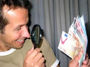 Willi Weitzel m&ouml;chte wissen, wo das Geld herkommt und wo es hingeht. Er f&auml;hrt mit Geldboten zur Landeszentralbank, wo die Scheine auf Echtheit gepr&uuml;ft und ges&auml;ubert werden.