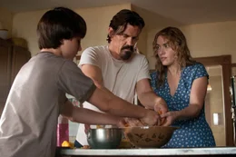 Nachdem sie den verletzten Anhalter Frank (Josh Brolin, M.) bei sich aufgenommen haben, m&uuml;ssen Adele (Kate Winslet, r.) und ihr Sohn Henry (Gattlin Griffith, l.) feststellen, dass er ein entlaufener Str&auml;fling ist ...