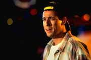 Durch Zufall entdeckt Happy Gilmore (Adam Sandler), dass er Talent f&uuml;rs Golfspiel hat. Gelingt es ihm wirklich, sich gegen die ganz Gro&szlig;en der Szene durchzusetzen?; Durch Zufall entdeckt Happy Gilmore (Adam Sandler), dass er Talent f&uuml;rs Golfspiel hat. Gelingt es ihm wirklich, sich gegen die ganz Gro&szlig;en der Szene durchzusetzen?