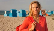 Moderatorin Andrea Grie&szlig;mann am Strand von Ahrenshoop.