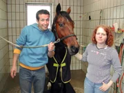 Willi und Mirka nach dem Pferdeduschen auf der Trabrennbahn