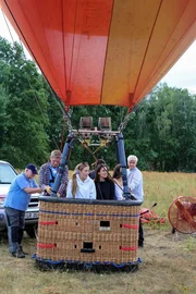 Es wird spannend: der Ballon ist abflugbereit. Luise (3.v.l.) und Feli (3.v.r.) sind super aufgeregt: wie wird sich das Ballonfliegen anfühlen? Es wird spannend: der Ballon ist abflugbereit. Luise (3.v.l.) und Feli (3.v.r.) sind super aufgeregt: wie wird sich das Ballonfliegen anfühlen?