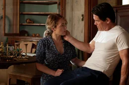 Finden zueinander, obwohl er sich als verurteilter M&ouml;rder herausstellt: Frank (Josh Brolin, l.) und Adele (Kate Winslet, r.) ...