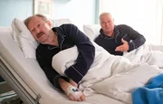 Seit 25 Jahren versucht Hans Dallwitz (Peter Rauch, rechts) mit seinem ehemals besten Freund Berthold Sch&uuml;ller (Gerhard Garbers, links) zu reden, doch er kann ihm einfach nicht verzeihen. Erstens hatte sich Gerhard damals in Hans' Frau verliebt, doch diese ist bei Hans geblieben. Laut Gerhard hatte sie Angst vor Hans und hat sich nicht getraut, ihn zu verlassen. Und zweitens hat Hans Gerhard bei einer Jagd versehentlich angeschossen. Gerhard unterstellt nat&uuml;rlich Absicht.