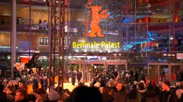 Die Berlinale wurde 1951 mit amerikanischer Unterst&uuml;tzung als Schaufenster des Westens ins Leben gerufen. Im Laufe der Zeit wurde sie zu einem Ort der Begegnung zwischen Ost und West und nach dem Mauerfall zum weltgr&ouml;&szlig;ten Publikumsfilmfest. Der Film l&auml;sst sieben Jahrzehnte Berlinale Revue passieren und erz&auml;hlt von den Aufs und Abs, von Krisen und Neuerungen, die das Filmfestival durchgemacht hat. - Foto: Berlinale Palast.