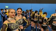 Die Tanzmariechen Liana (links) und Carina stehen kurz vor ihrem gro&szlig;en Auftritt als Cheerleader.