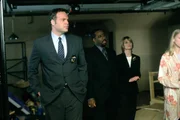 hintern, l-r: Ron Carver (Courtney B. Vance), Detective Alexandra Eames (Kathryn Erbe), Susan Rowan (Tina Benko)  vorne: Detective Robert Goren (Vincent D'Onofrio)