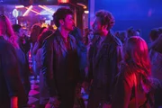 Leo Gold (Daniel Donskoy, l.) hat Stress mit Thomas Melchior (Lukas T. Sperber), dem Freund von Elisabeth St&ouml;ckel (Sinje Irslinger).