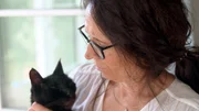 Dr. Marion Link zuhause mit ihrem eigenen Kater Findus.
