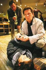 Dr. Stefan Frank (Sigmar Solbach) versorgt die ohnm&auml;chtige Katarina (Tatjana Blacher). Sie wurde beim Ladendiebstahl &uuml;berrascht (hi. Komparse).