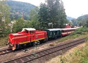 Zwischen Tanvald und Harrachov verkehren zu besonderen Anl&auml;ssen Sonderz&uuml;ge mit Zahnradloks aus den 1960er Jahren. Unterwegs weicht der historische Zug dann aus, um den Regel- und Gegenverkehr durchzulassen.