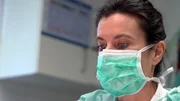 Dr. Yasmin Diepenbruck bei einer Zahnsanierung.