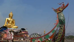Unterwegs im Goldenen Dreieck: In Chiang Saen treffen sich die L&auml;ndergrenzen von Thailand, Myanmar und Laos inmitten des Mekong-Flusses.