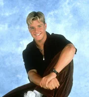 Brad (Zachery Ty Bryan) hat Schwierigkeiten mit den Vorbereitungen f&uuml;r die Aufnahmepr&uuml;fung am College und erh&auml;lt zeitgleich ein Angebot als Profi-Fu&szlig;baller in England.