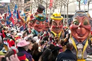 Auch in diesem Jahr dabei: die "Schwellk&ouml;ppe" als typische Figuren des Mainzer Rosenmontagszug. Dessen Motto lautet in diesem Jahr: "In Meenz zu feiern, des ist nett, but don&acute;t forget se Zugplakett!"